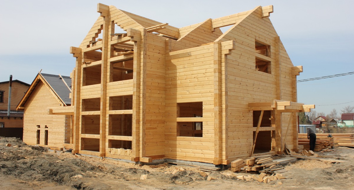 деревянный двухэтажный дом из клееного бруса